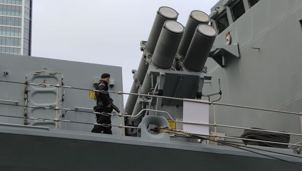 Моряк около орудия на корабле ВМС Великобритании HMS Northumberland (F238) - Sputnik Молдова