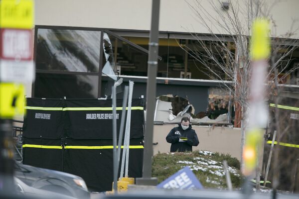 Poliția lucrează la locul unde au fost trase focuri de armă, în fața magazinului alimentar King Soopers din Boulder, Colorado. - Sputnik Moldova
