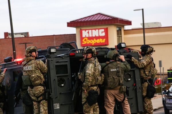 Oamenii legii lângă magazinul alimentar King Soopers din Boulder, Colorado - Sputnik Moldova