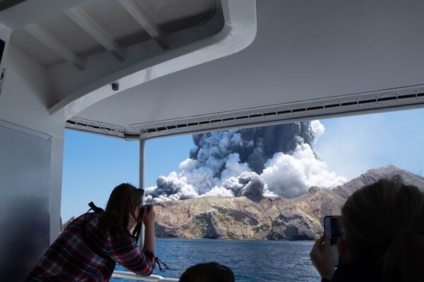 Туристы снимают извержение вулкана на острове Уайт-Айленд в Новой Зеландии - Sputnik Молдова