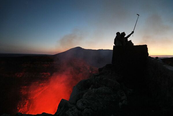 Туристы фотографируются у кратера вулкана Масая в национальном парке Никарагуа - Sputnik Молдова