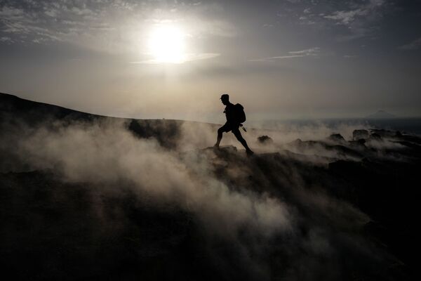 Турист на вулканическом острове Вулкано в Тирренском море, Италия - Sputnik Молдова