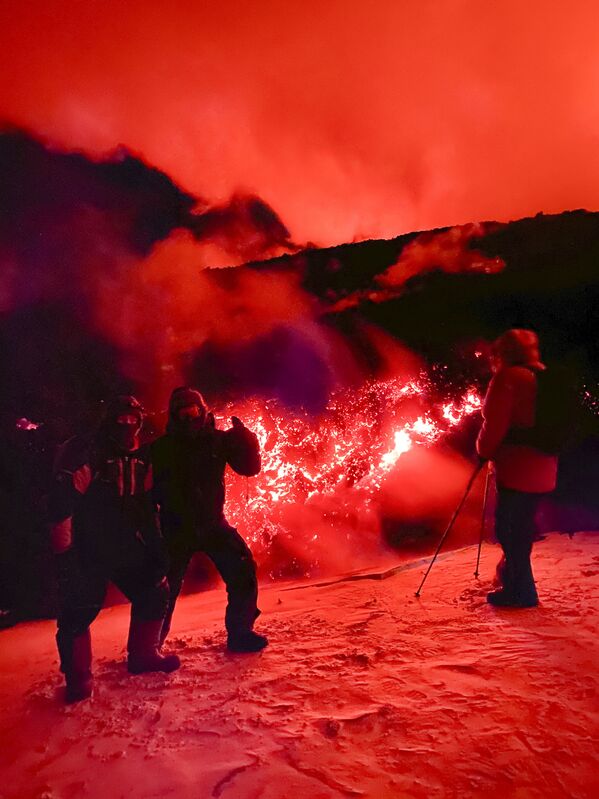 Туристы позируют для фото во время извержения вулкана Ключевская на полуострове Камчатка в России - Sputnik Молдова
