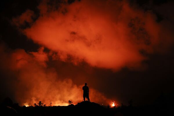 Фотограф снимает извержение лавы в районе Лейлани-Эстейтс недалеко от Пахоа, Гавайи - Sputnik Молдова