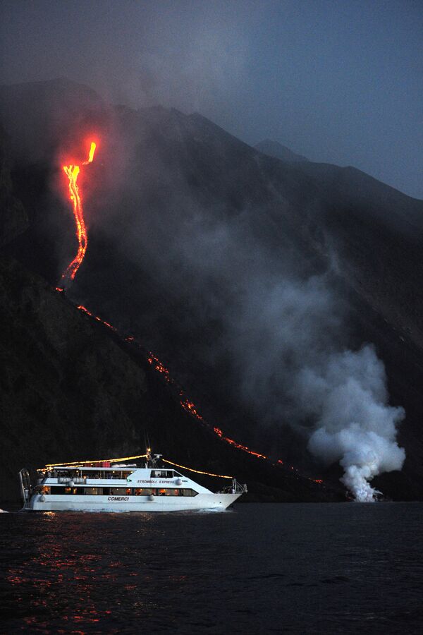 Туристы на корабле у извергающегося вулкана Stromboli в Италии  - Sputnik Молдова