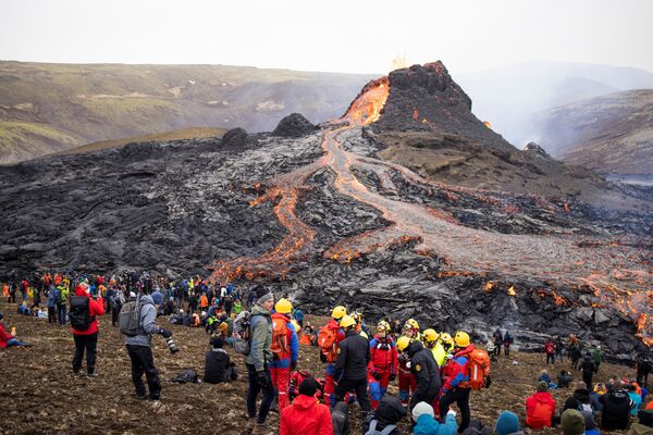 Люди на месте извержения вулкана в Исландии  - Sputnik Молдова