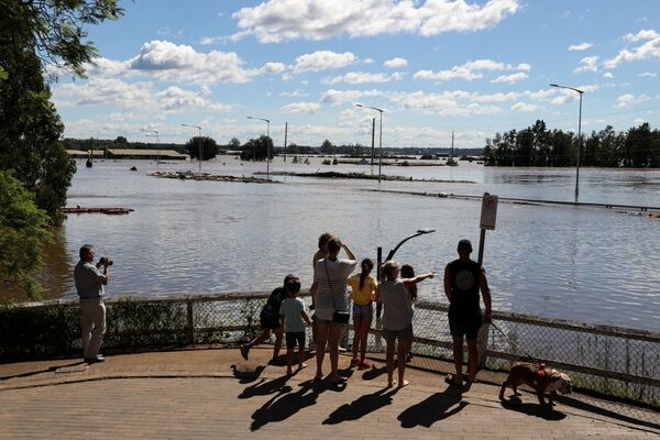 Люди смотрят на паводковые воды в пригороде Виндзора после сильных дождей в штате Новый Южный Уэльс, Австралия - Sputnik Молдова