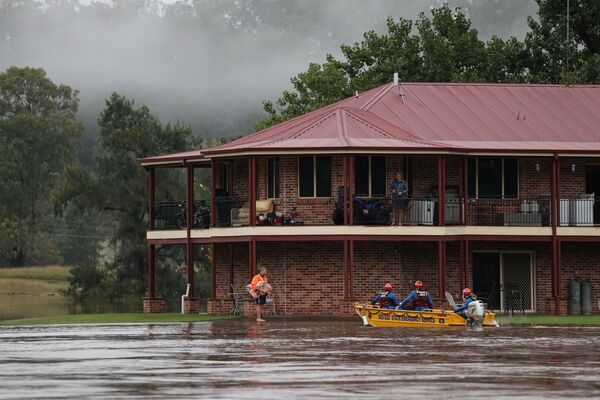 Спасатели готовятся эвакуировать людей, пострадавших от наводнения в Австралии - Sputnik Молдова