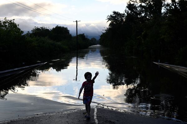 Мальчик у разлившейся реки Хоксбери в пригороде Ричмонда, Австралия - Sputnik Молдова
