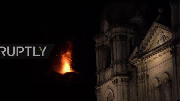 Italia: Erupție spectaculoasă a vulcanului Etna - Sputnik Moldova-România