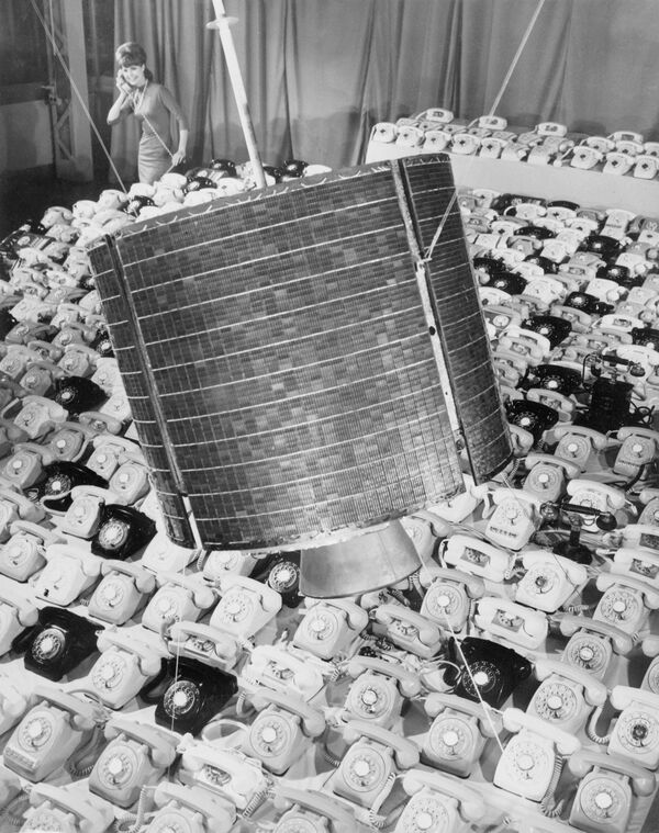 Satelit american „Intelsat-1” deasupra aparatelor de telefon, 1965  - Sputnik Moldova-România