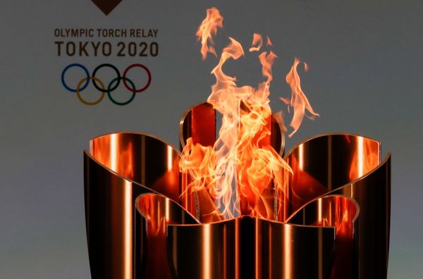 Олимпийский огонь во время эстафеты Олимпийского огня в Токио-2020 в префектуре Фукусима, Япония - Sputnik Молдова