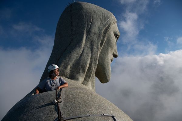 Архитектор Кристина Вентура, отвечающая за реставрацию, смотрит с вершины статуи Христа-Искупителя в Рио-де-Жанейро - Sputnik Молдова