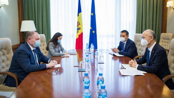 Premierul interimar, Aureliu Ciocoi, cu ambasadorul Zhang Yinghong - Sputnik Moldova