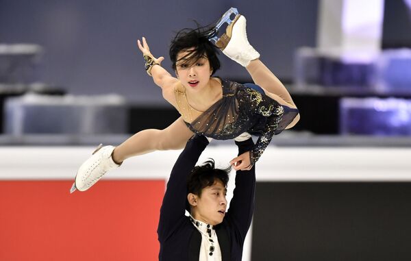 Китайская спортивная пара Вэньцзин Суй и Цун Хан выступают в короткой программе на чемпионате мира по фигурному катанию в Стокгольме, Швеция - Sputnik Молдова
