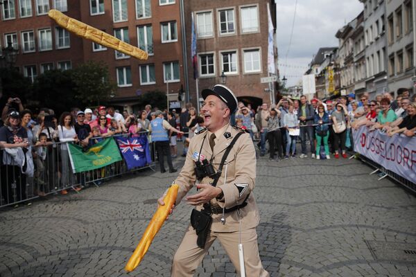 Мужчина в костюме французского жандарма шестидесятых годов жонглирует двумя багетами в Дюссельдорфе, Германия - Sputnik Молдова