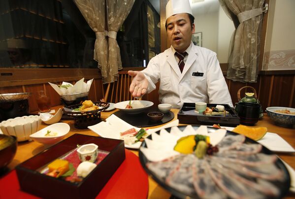 Шеф-повар рассказывает о меню японского ресторана Irimoya Bettei в Токио, Япония - Sputnik Молдова