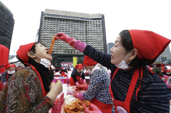Женщина пробует кимчи во время фестиваля кимчи в Сеуле, Южная Корея - Sputnik Молдова