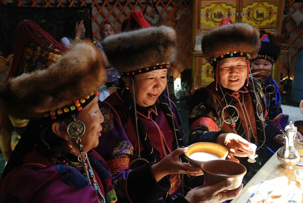 Женщины пьют кумыс в традиционной бурятской юрте в поселке Агинское в Забайкальском крае - Sputnik Молдова
