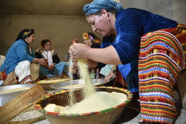 Берберские женщины готовят кускус в деревне Айт-эль-Кецем к востоку от столицы Алжира - Sputnik Молдова