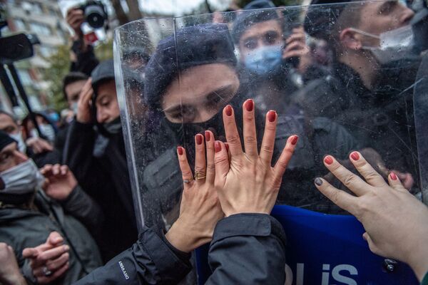 Турецкие женщины во время демонстрации против выхода Турции из Стамбульской конвенции, международного соглашения, разработанного для защиты женщин, Стамбул - Sputnik Молдова