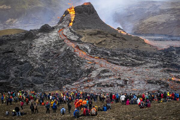 Люди наблюдают извержение вулкана в Исландии - Sputnik Молдова