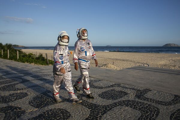 Пара, одетая в костюмы астронавтов, гуляют по пляжу Ипанема в Рио-де-Жанейро, Бразилия - Sputnik Молдова