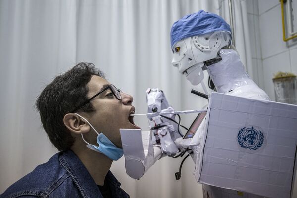 Робот берет анализ на коронавирус в одной из больниц Египта - Sputnik Молдова