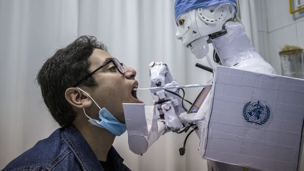 Робот берет анализ на коронавирус в одной из больниц Египта - Sputnik Moldova-România