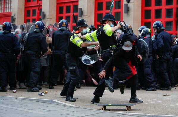 Полицейские пытаются задержать демонстранта во время акции протеста  в Бристоле, Великобритания - Sputnik Молдова