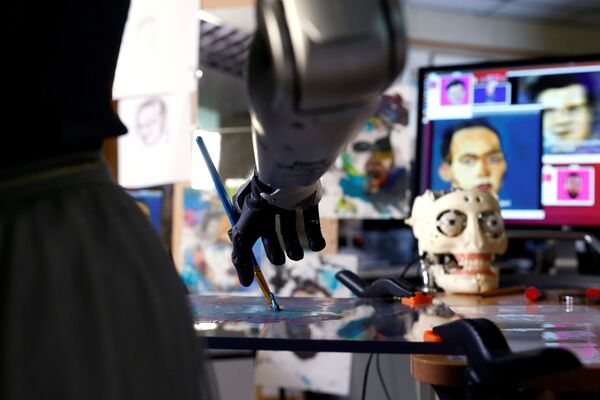 Робот-гуманоид София от компании Hanson Robotics рисует картину, выставленную в дальнейшем на аукцион в Гонконге - Sputnik Молдова