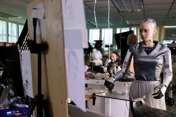Робот-гуманоид София от компании Hanson Robotics рисует картину, выставленную в дальнейшем на аукцион в Гонконге - Sputnik Молдова