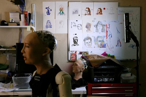 Рисунки в студии робота-гуманоида Софии от компании Hanson Robotics  - Sputnik Молдова