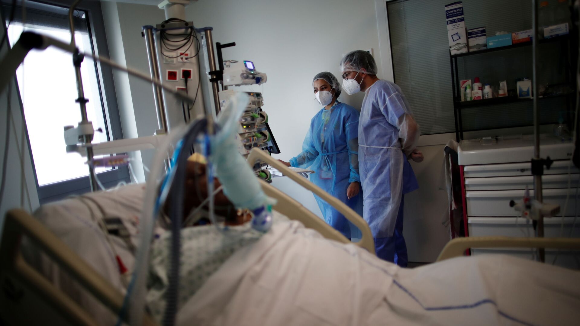 Медицинский персонал работает в отделении интенсивной терапии, где пациенты, страдающие коронавирусной болезнью (COVID-19), проходят лечение в больнице Мелун-Сенарт, недалеко от Парижа, Франция - Sputnik Moldova-România, 1920, 17.04.2021