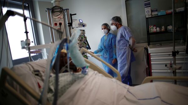 Медицинский персонал работает в отделении интенсивной терапии, где пациенты, страдающие коронавирусной болезнью (COVID-19), проходят лечение в больнице Мелун-Сенарт, недалеко от Парижа, Франция - Sputnik Moldova-România