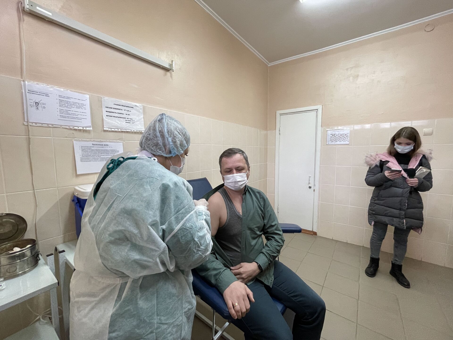 Живой, все хорошо:  первые вакцинированные в Приднестровье - Sputnik Молдова, 1920, 29.03.2021