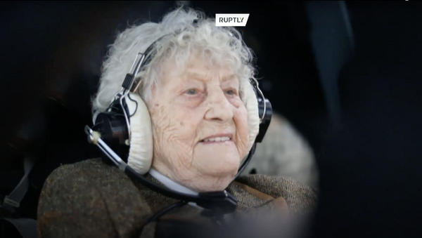 Granny on board! 99 y/o war veteran takes to clouds in fighter jet simulator - Sputnik Молдова