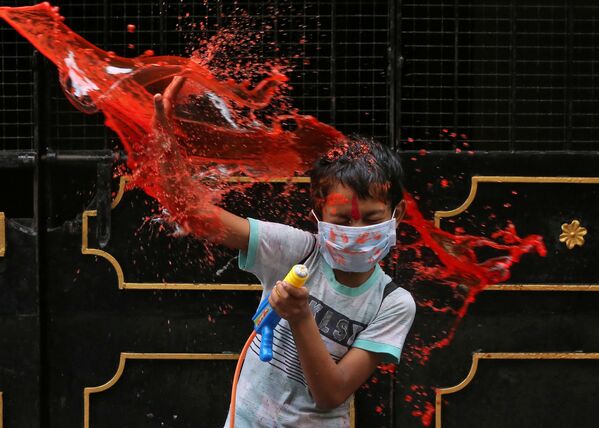 Мальчик во время празднования фестиваля Холи в Ченнаи, Индия - Sputnik Молдова