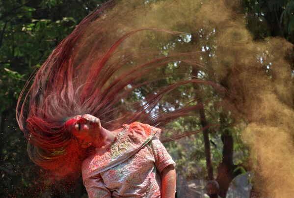 Женщина на праздновании фестиваля Холи в Мумбаи, Индия - Sputnik Молдова
