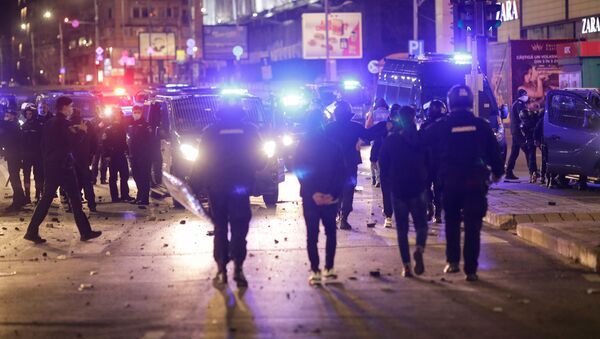 Ciocniri violente între protestatari și forțele de ordine la București, la proteste anti restricții COVID - Sputnik Moldova-România