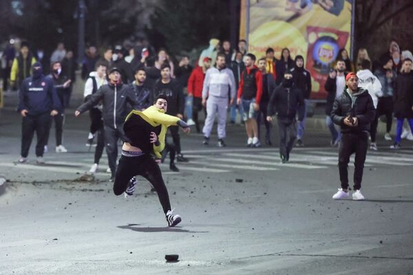 Ciocniri violente între protestatari și forțele de ordine la București, proteste anti restricții COVID - Sputnik Moldova-România