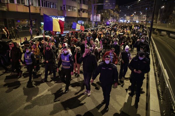 Ciocniri violente între protestatari și forțele de ordine la protestele anti restricții COVID din București - Sputnik Moldova-România