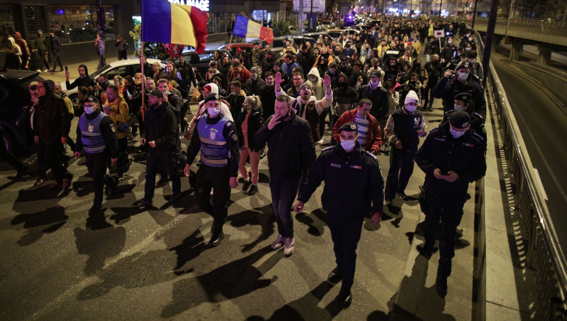 Ciocniri violente între protestatari și forțele de ordine la protestele anti restricții COVID din București - Sputnik Moldova-România, 1920, 01.04.2021