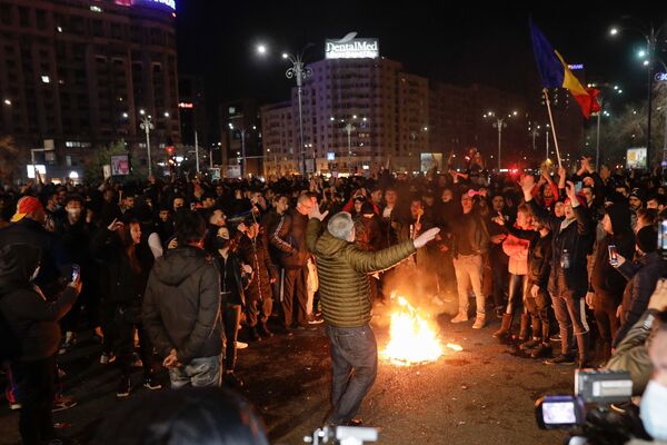 Ciocniri violente între protestatari și forțele de ordine la protestele anti restricții COVID din București - Sputnik Moldova-România