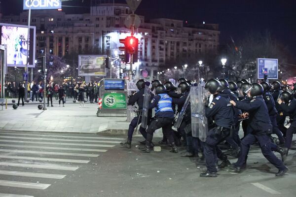 Ciocniri violente între protestatari și forțele de ordine la protestele anti restricții COVID din București - Sputnik Moldova-România