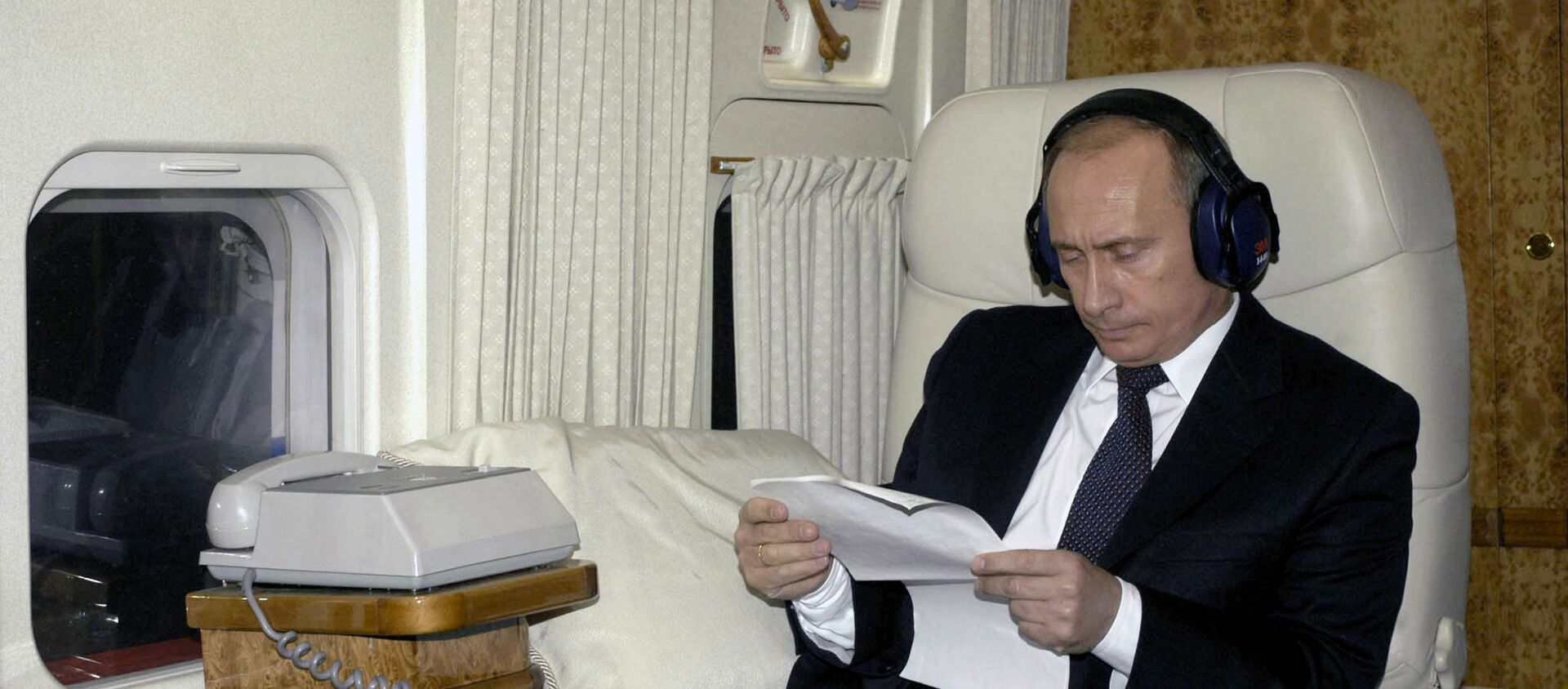 Президент РФ Владимир Путин на борту вертолета во время рабочей поездки по Чувашии. - Sputnik Moldova-România, 1920, 31.03.2021