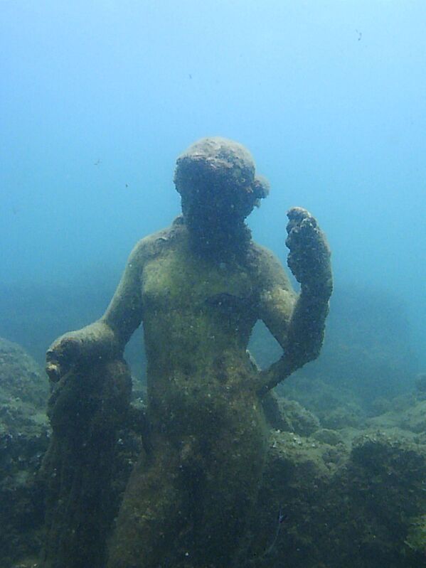 Статуя в затопленном археологическом парке Байи - Sputnik Moldova-România
