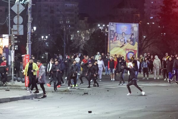 Ciocniri violente între protestatari și forțele de ordine la protestele anti restricții COVID din București - Sputnik Moldova