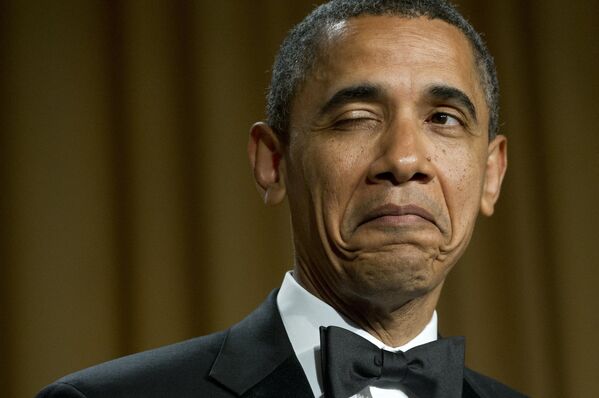 Президент США Барак Обама подмигивает, рассказывая анекдот о месте своего рождения во время ужина Ассоциации корреспондентов Белого дома в Вашингтоне, 2012 год  - Sputnik Молдова