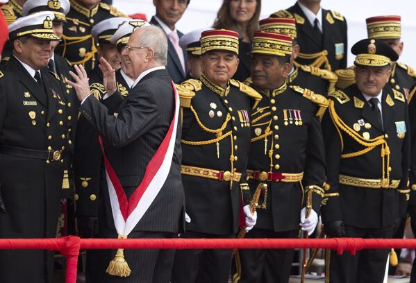 Президент Перу Педро Пабло Кучински шутит на военном параде в Лиме, 2016 год  - Sputnik Молдова